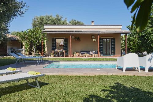 Casale della Pergola, heated swimming pool, large tropical garden